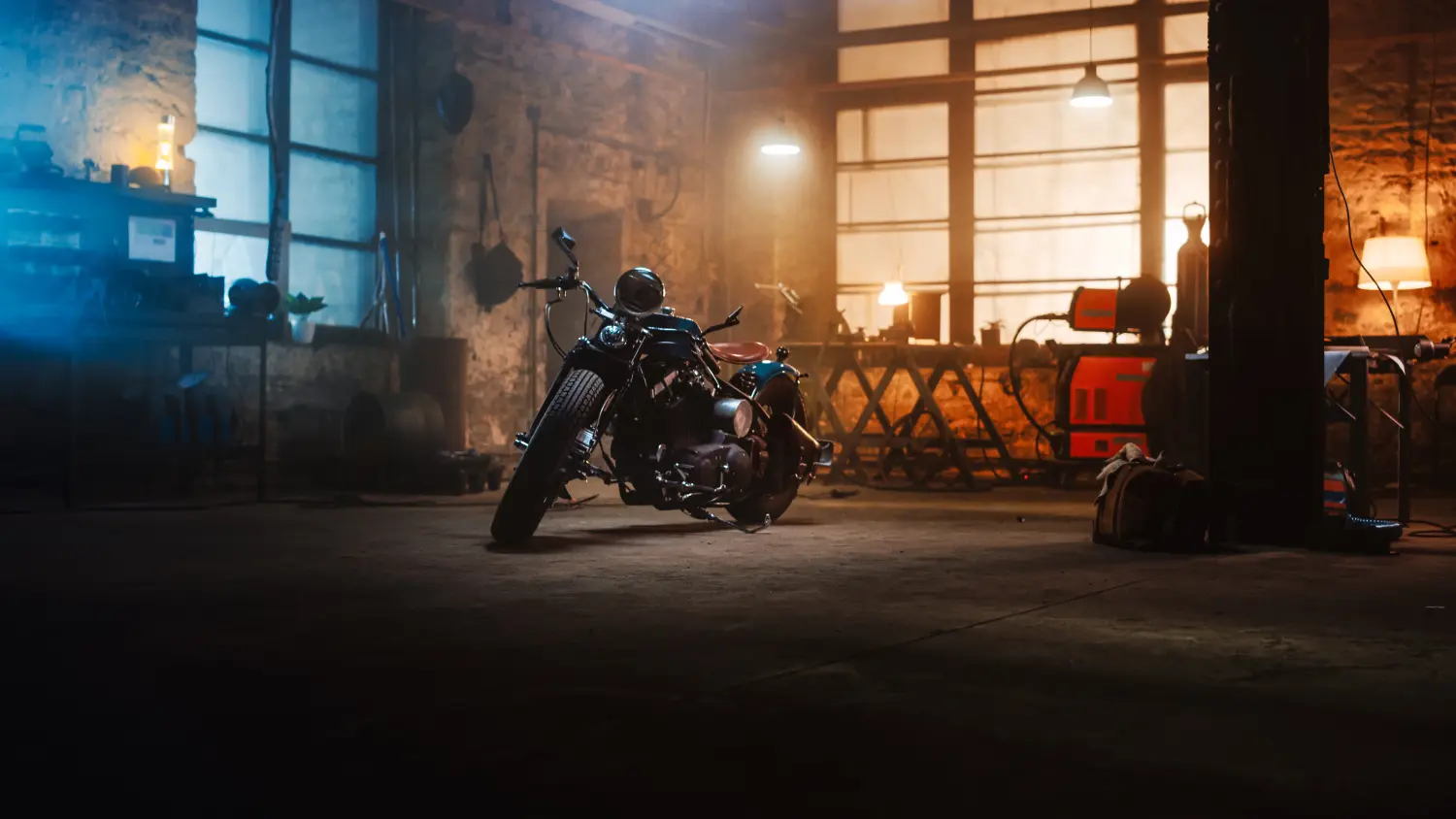 Kundenspezifisches Bobber-Motorrad, stehend in einer authentischen Kreativwerkstatt.
